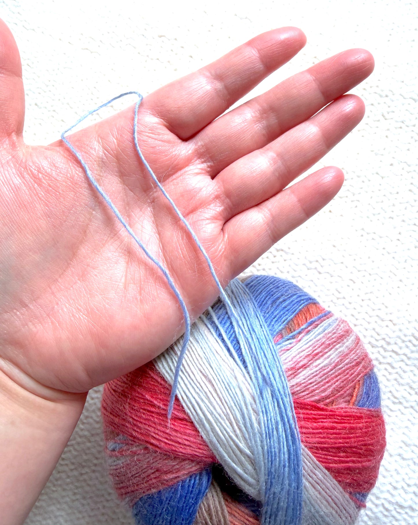 2 balls x 100g Gradient Wool Blend yarn : 80% Wool + Polyester : 10 Vintage Union