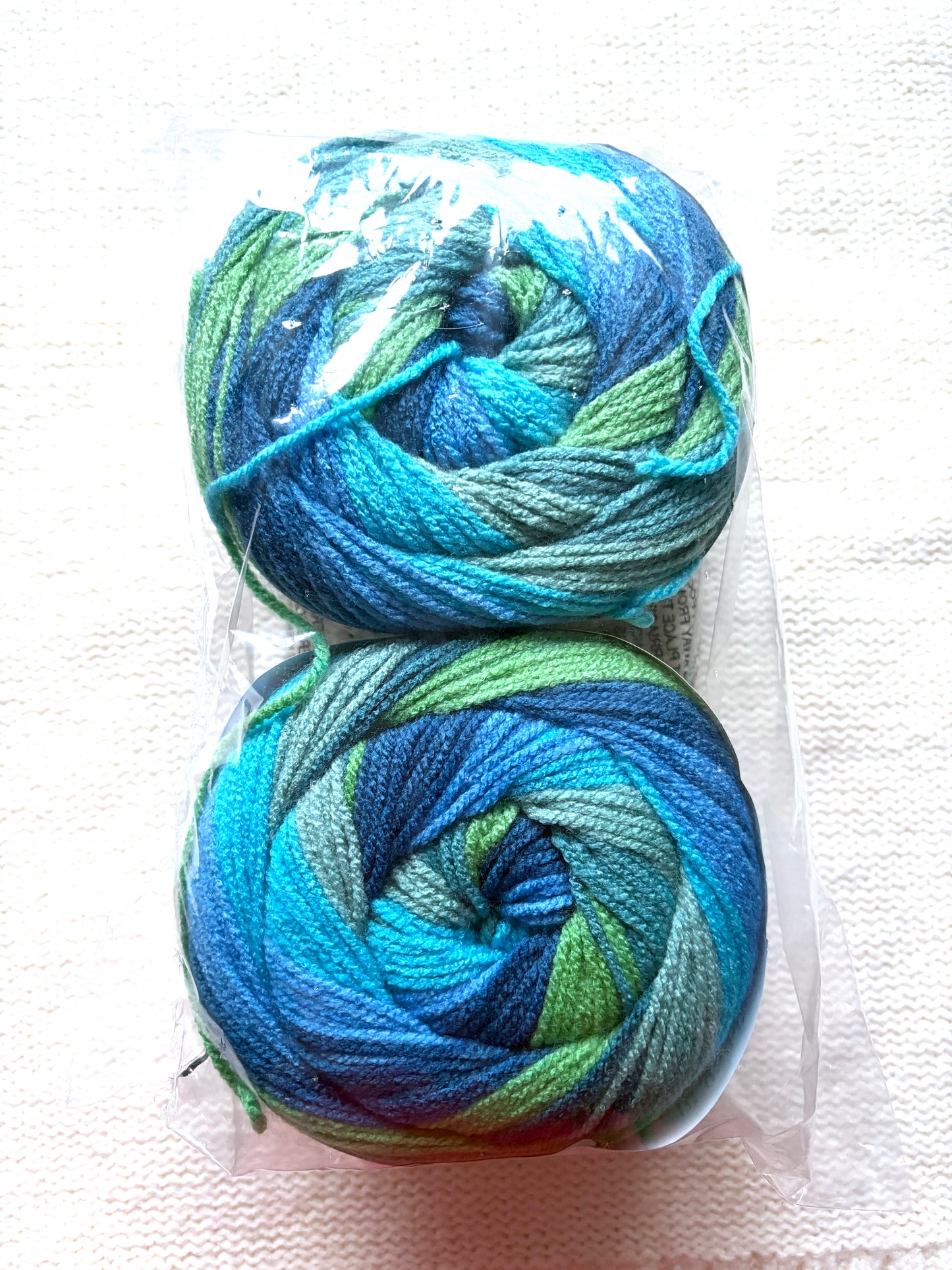 Caron Cinnamon Swirl Cakes Yarn 227g : Acrylic : Bay - 1 cake