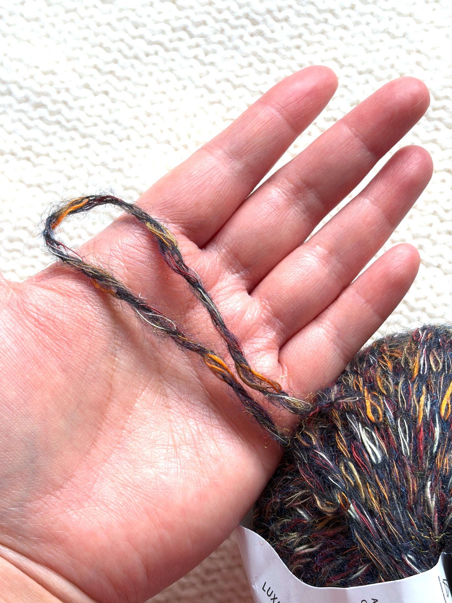 3 balls x 50g Alpaca yarn : 90% Alpaca + 10% Anti Pilling Fiber : Colour 01