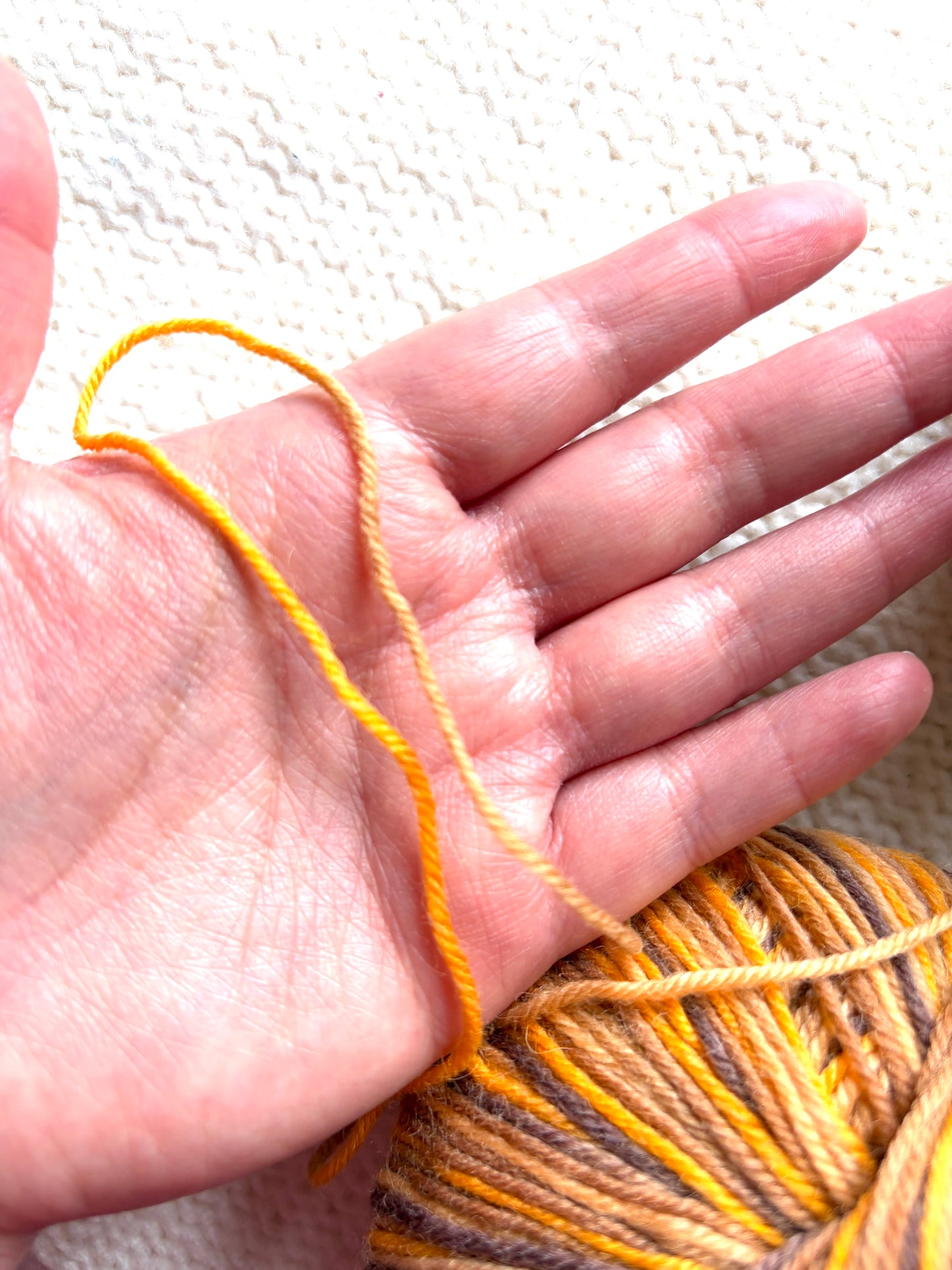 3 balls x 50g Fancy Wool Blend yarn : 95% Wool : Colour 01 Terracotta