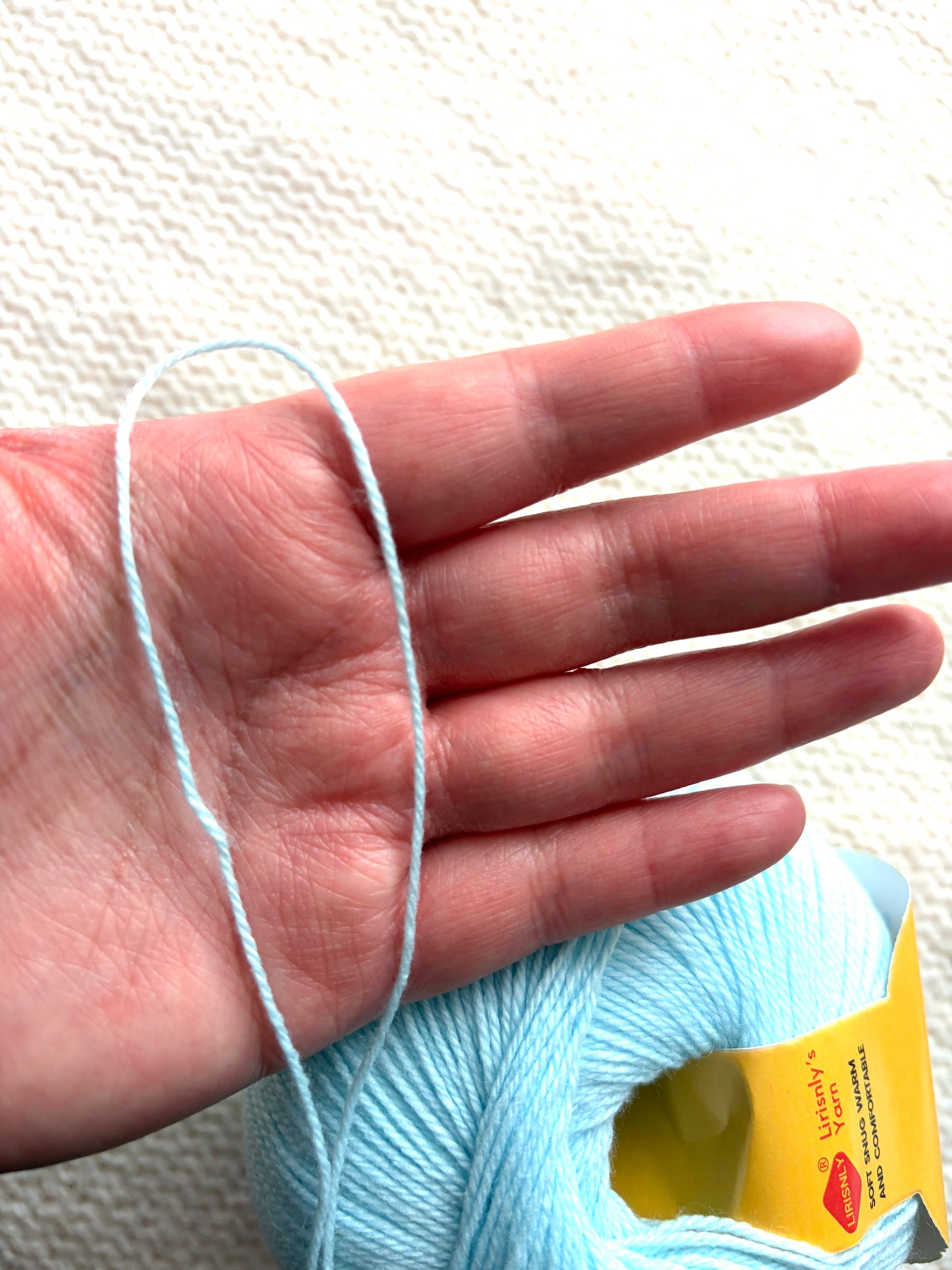 4 balls x 50g Cashmere yarn : 95% Cashmere + 5% Acrylic : 33 Light Blue