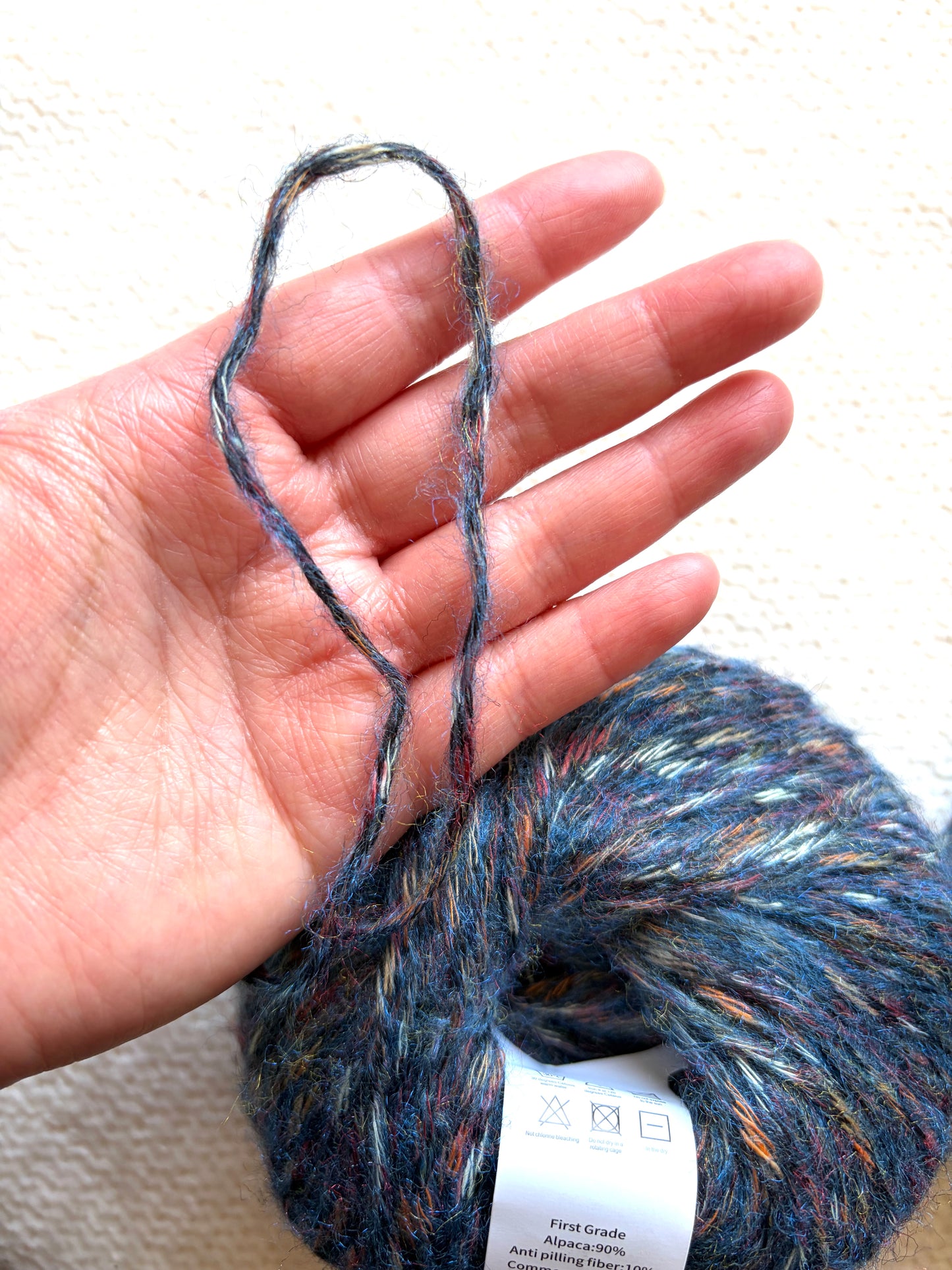 3 balls x 50g Alpaca yarn : 90% Alpaca + 10% Anti Pilling Fiber : 06 Navy
