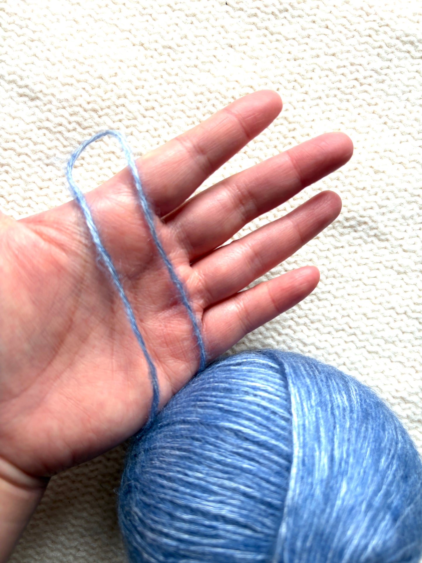 3 balls x 50g 90% Cashmere yarn : Cashmere + Bamboo fiber : 13 Azure Blue
