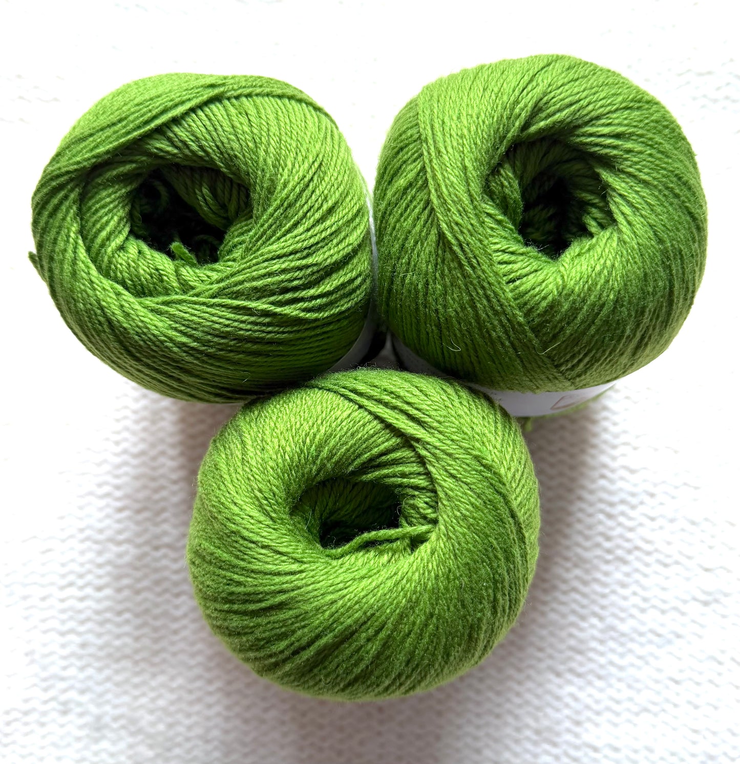 3 balls x 50g Cashmere Ultra Soft Yarn : 80% Cashmere : 26 Fresh Leaf