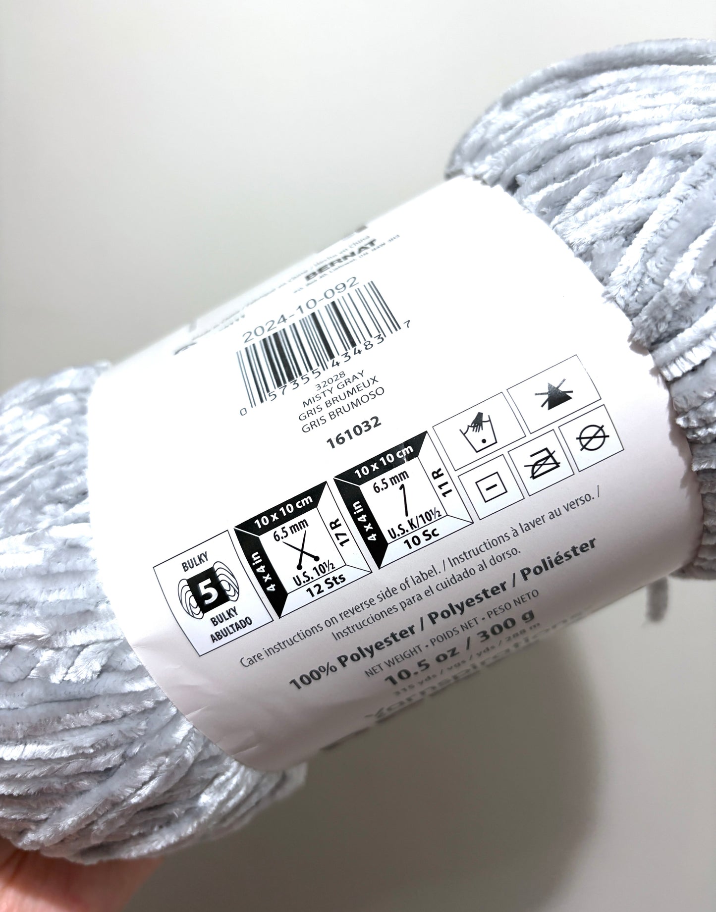 2 Balls x 300g Bernat Velvet Yarn Bulky Yarn : Misty Grey