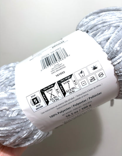 2 Balls x 300g Bernat Velvet Yarn Bulky Yarn : Misty Grey