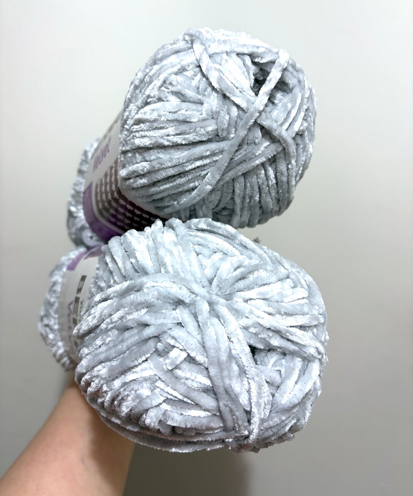 2 Balls x 300g Bernat Velvet Yarn Bulky Yarn : Misty Grey