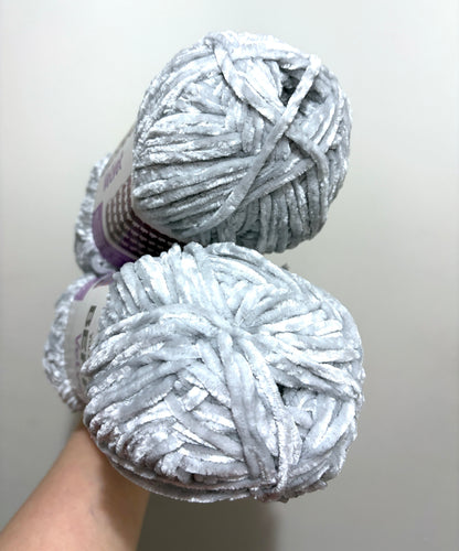 2 Balls x 300g Bernat Velvet Yarn Bulky Yarn : Misty Grey