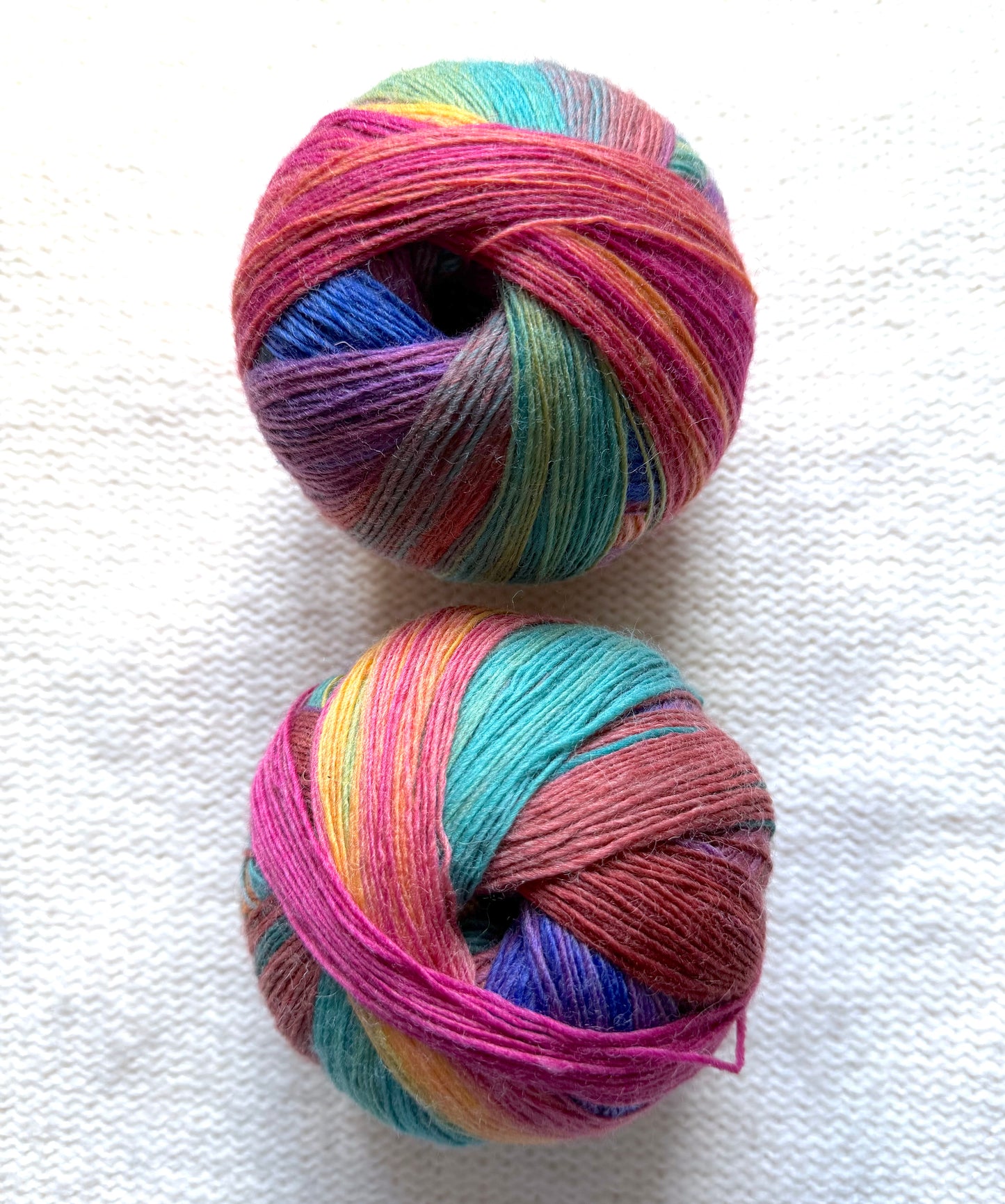 2 balls x 100g Gradient Wool Blend yarn : 80% Wool + Polyester : 07 Prism Tapestry