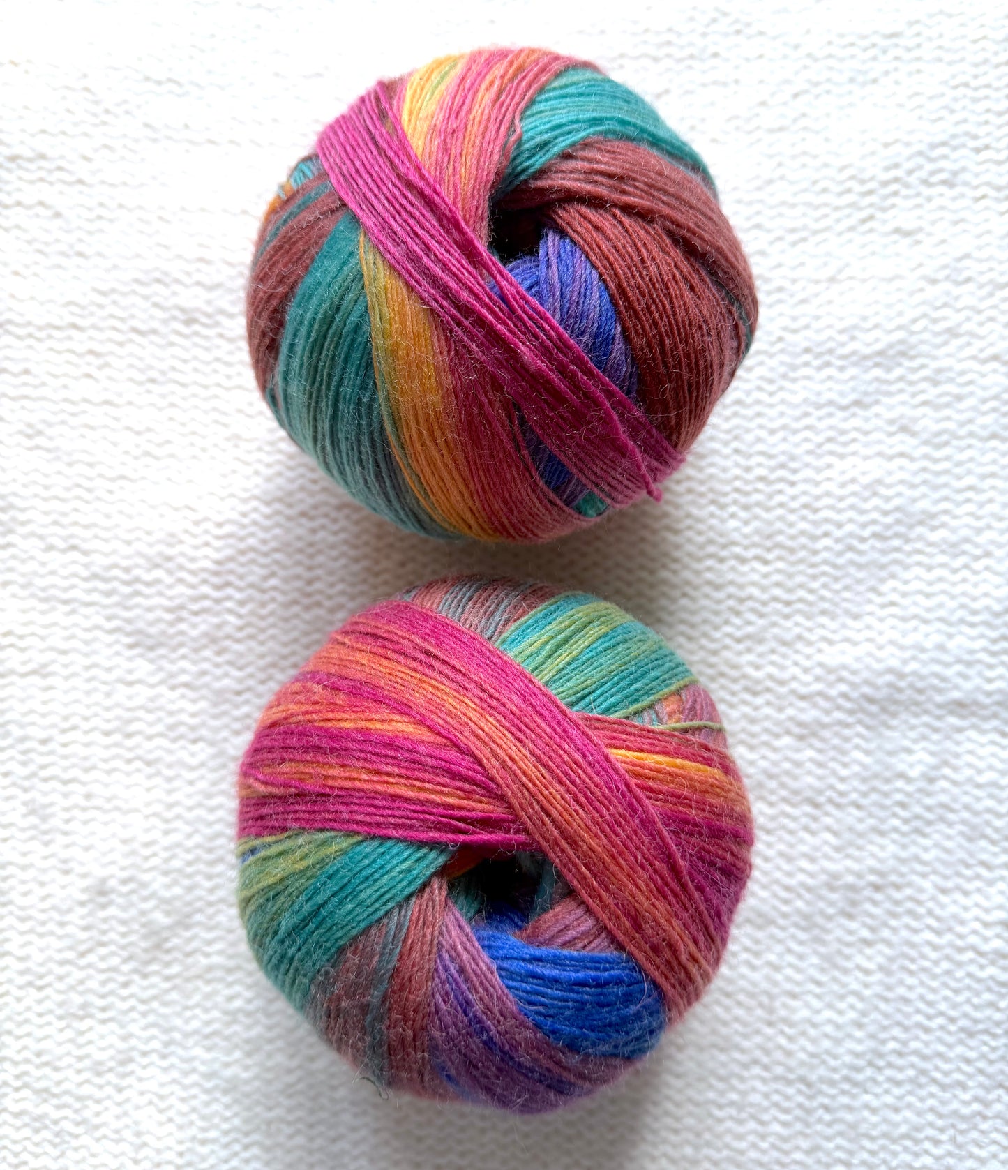 2 balls x 100g Gradient Wool Blend yarn : 80% Wool + Polyester : 07 Prism Tapestry