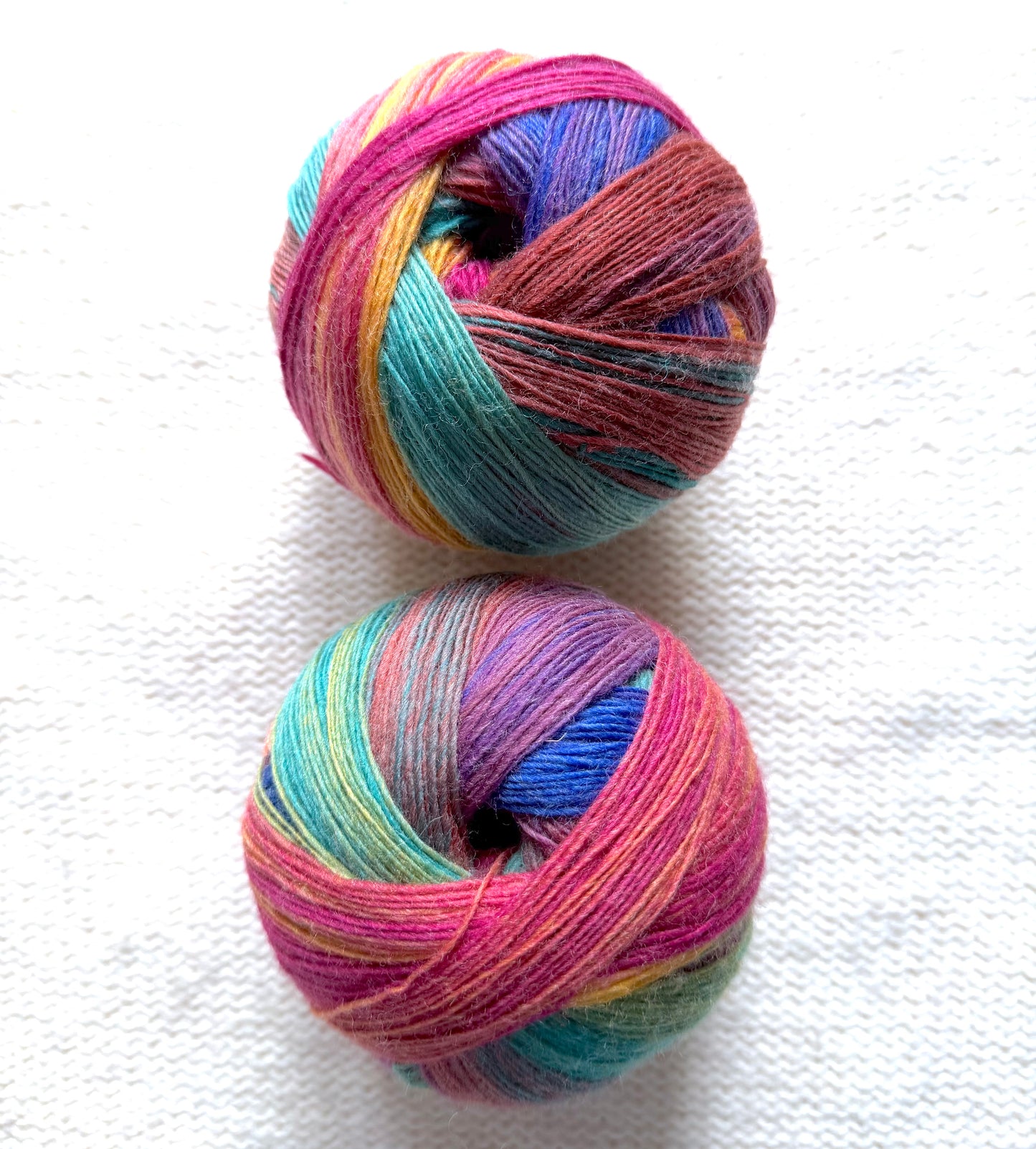 2 balls x 100g Gradient Wool Blend yarn : 80% Wool + Polyester : 07 Prism Tapestry