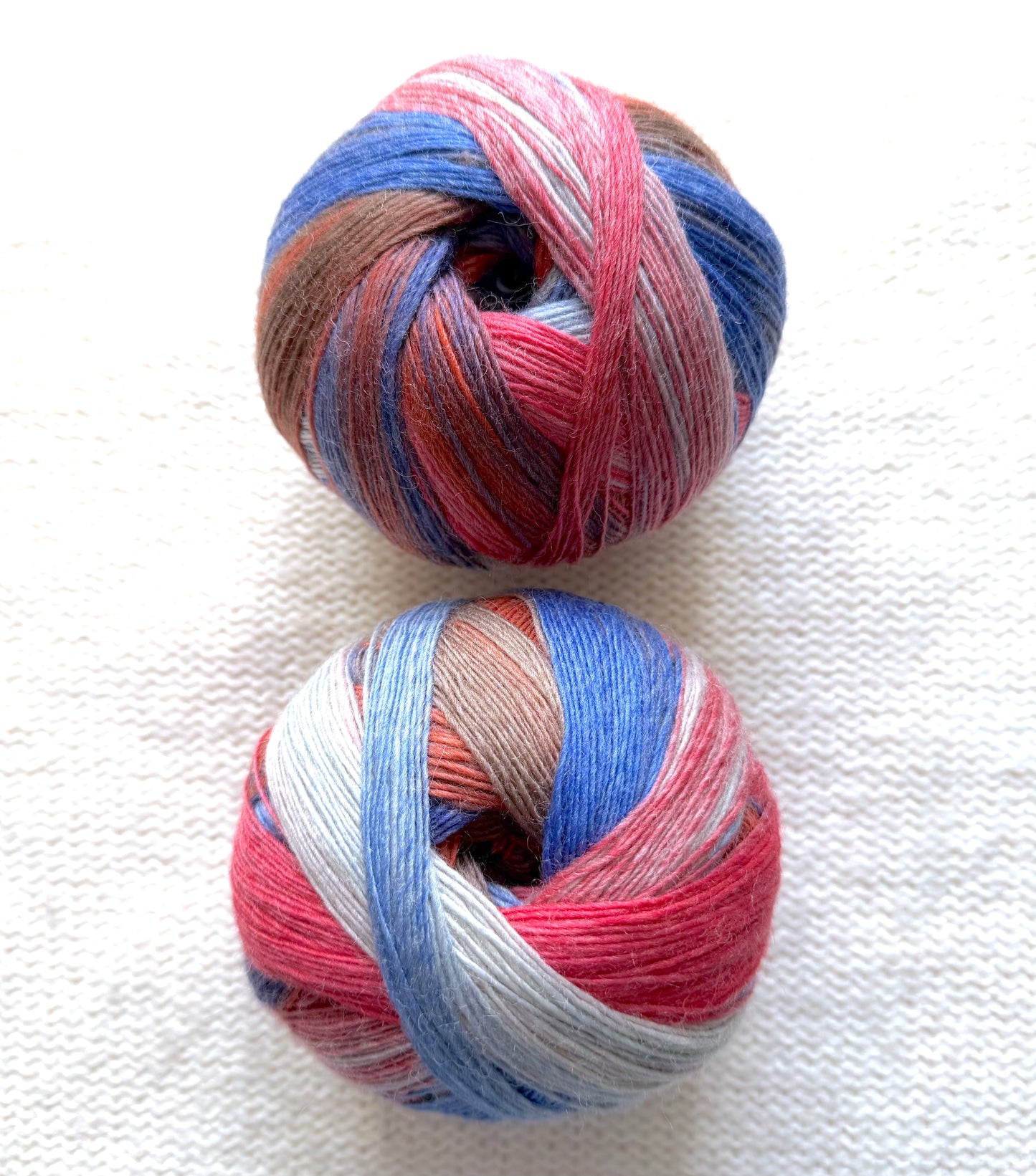 2 balls x 100g Gradient Wool Blend yarn : 80% Wool + Polyester : 10 Vintage Union