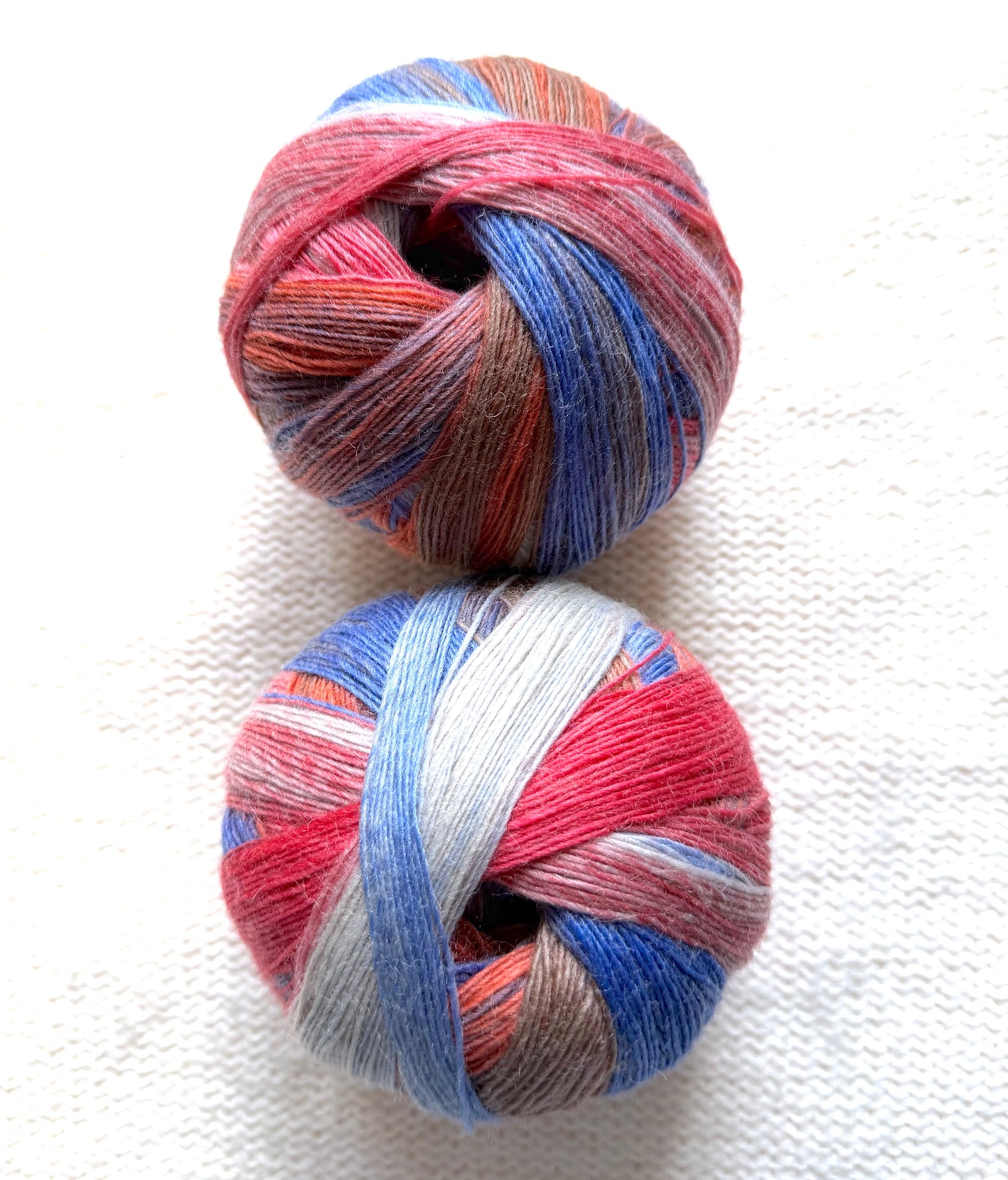 2 balls x 100g Gradient Wool Blend yarn : 80% Wool + Polyester : 10 Vintage Union