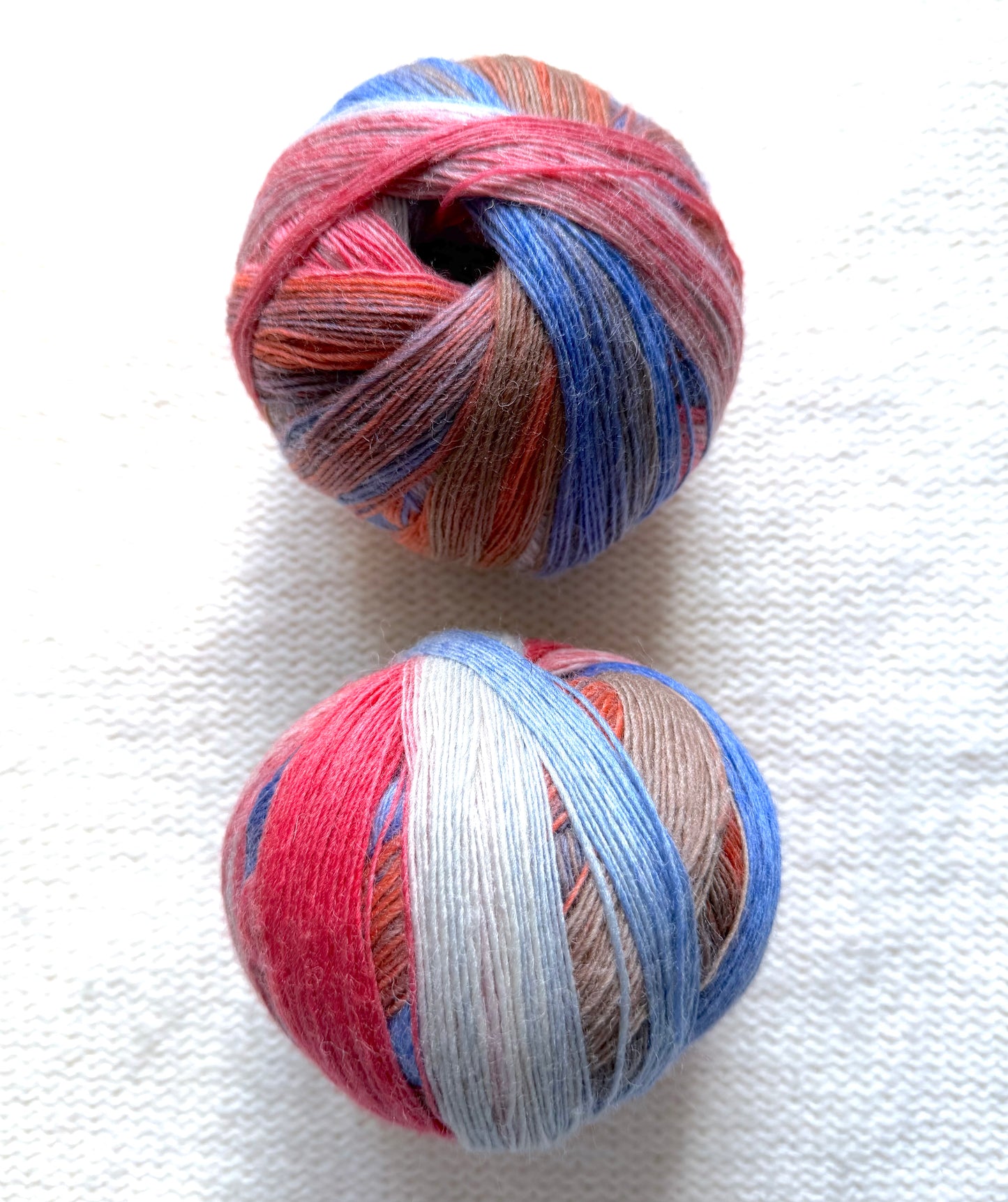2 balls x 100g Gradient Wool Blend yarn : 80% Wool + Polyester : 10 Vintage Union