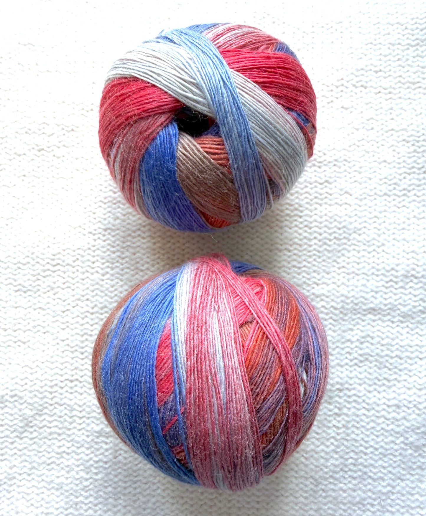 2 balls x 100g Gradient Wool Blend yarn : 80% Wool + Polyester : 10 Vintage Union