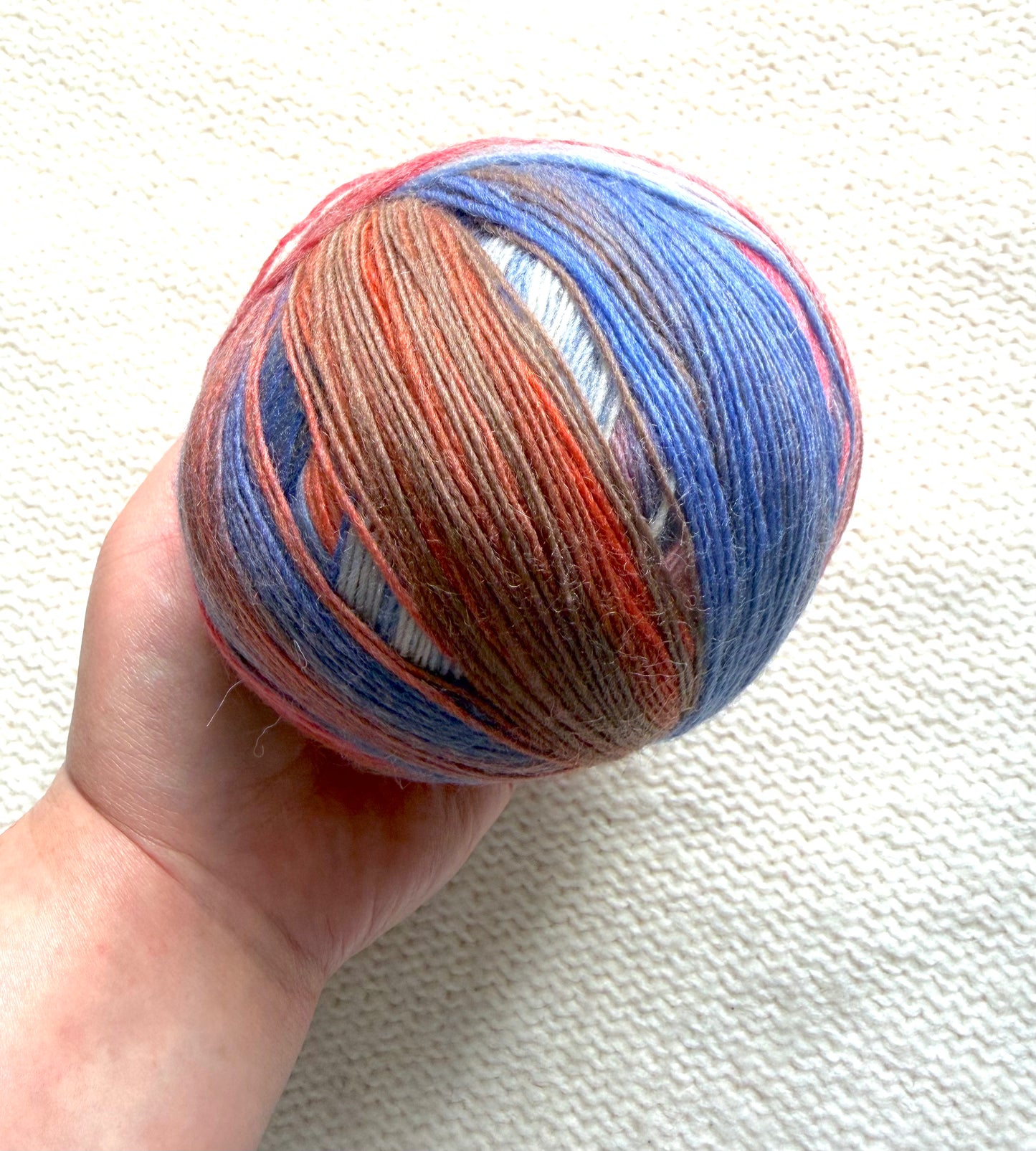 2 balls x 100g Gradient Wool Blend yarn : 80% Wool + Polyester : 10 Vintage Union