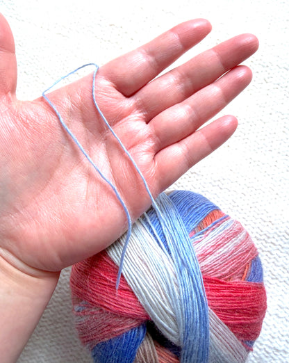 2 balls x 100g Gradient Wool Blend yarn : 80% Wool + Polyester : 10 Vintage Union