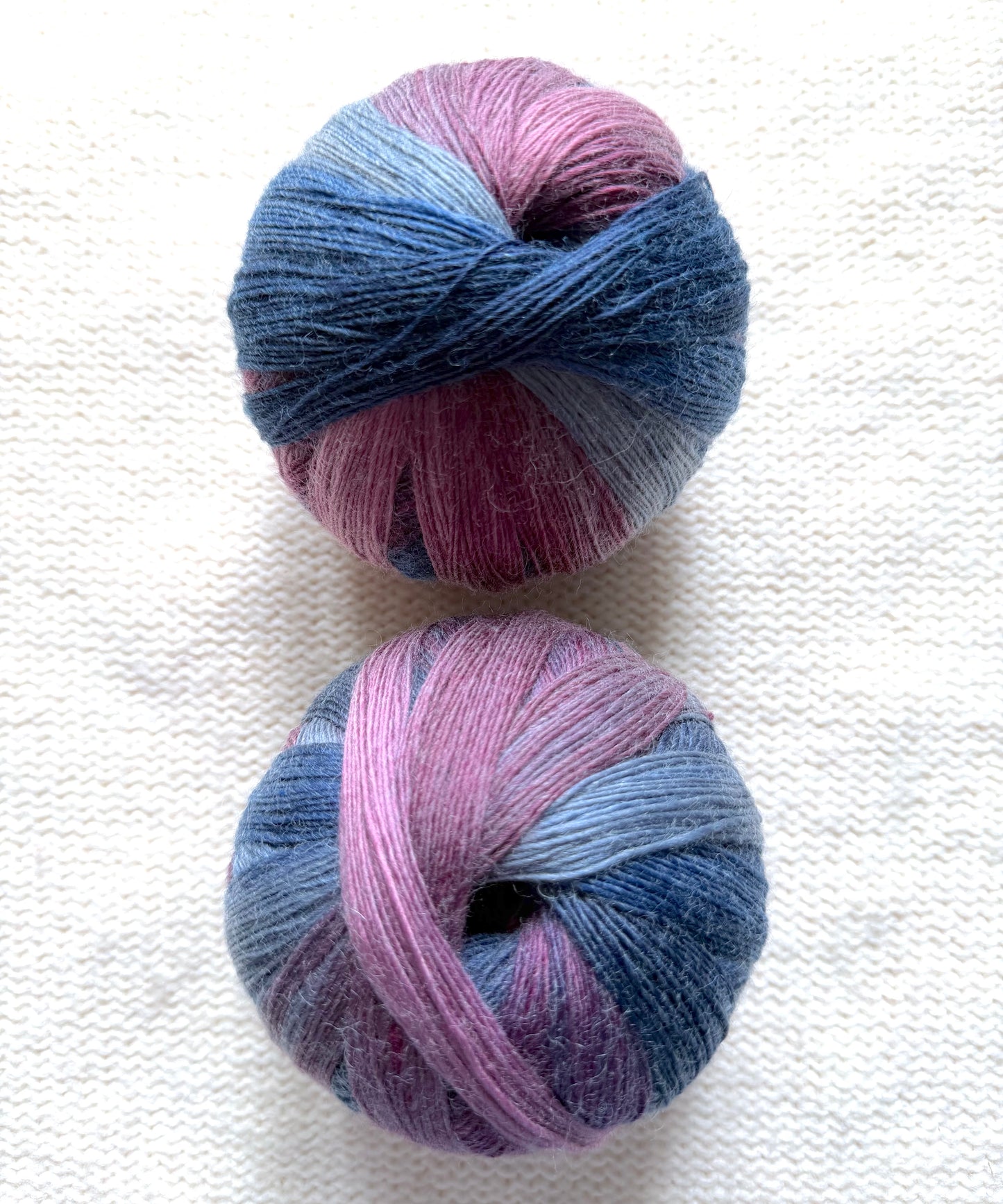 2 balls x 100g Gradient Wool Blend yarn : 70% Wool + Polyester : 03 Iris & Indigo