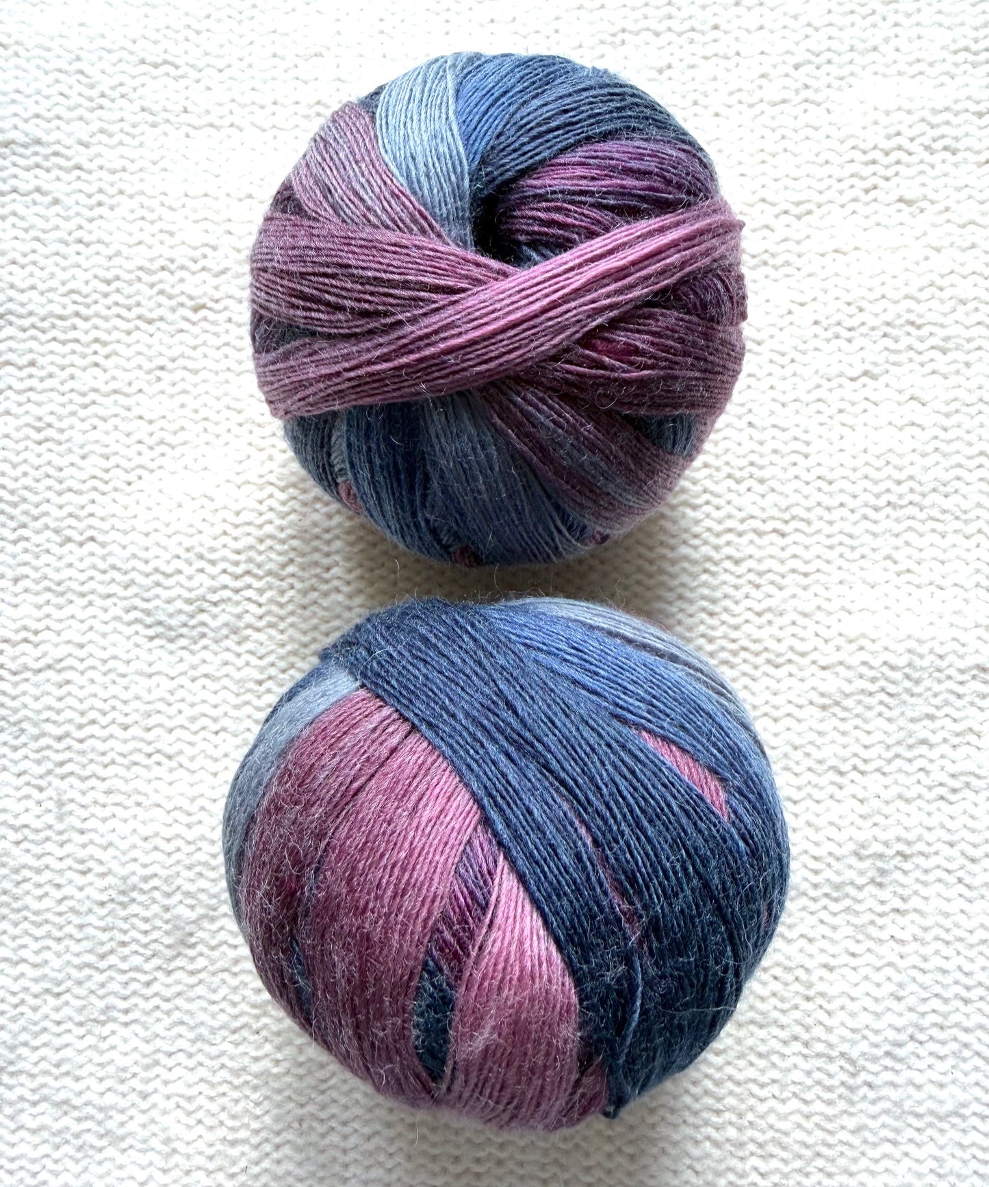 2 balls x 100g Gradient Wool Blend yarn : 70% Wool + Polyester : 03 Iris & Indigo