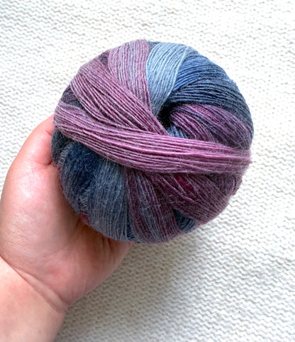 2 balls x 100g Gradient Wool Blend yarn : 70% Wool + Polyester : 03 Iris & Indigo