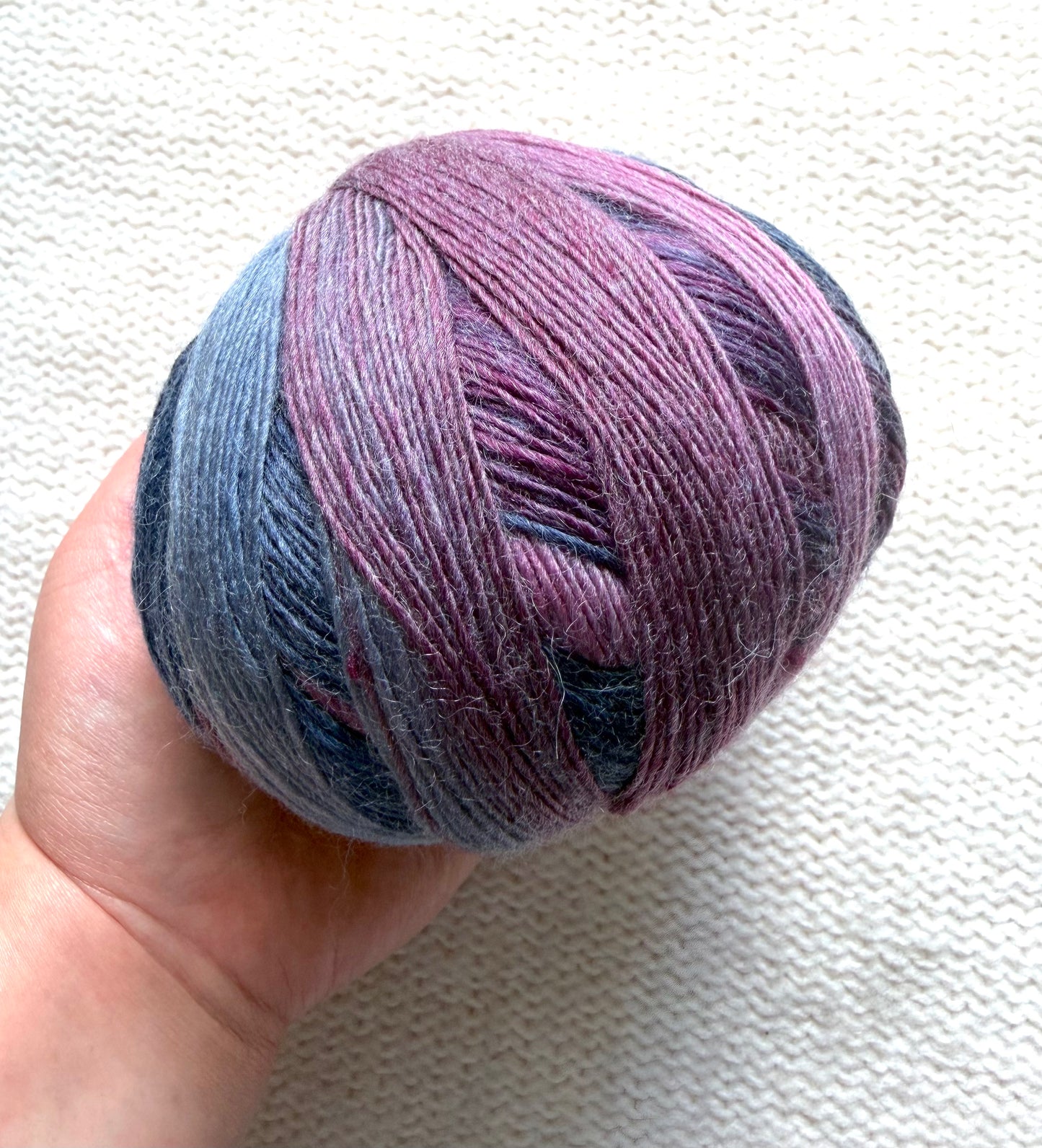 2 balls x 100g Gradient Wool Blend yarn : 70% Wool + Polyester : 03 Iris & Indigo
