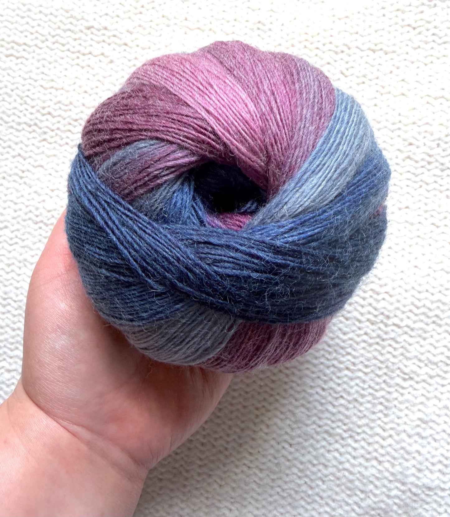 2 balls x 100g Gradient Wool Blend yarn : 70% Wool + Polyester : 03 Iris & Indigo