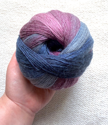 2 balls x 100g Gradient Wool Blend yarn : 70% Wool + Polyester : 03 Iris & Indigo