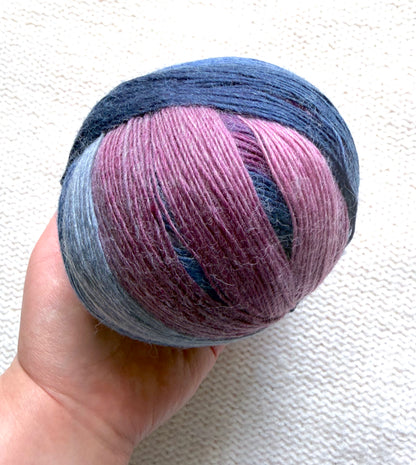 2 balls x 100g Gradient Wool Blend yarn : 70% Wool + Polyester : 03 Iris & Indigo