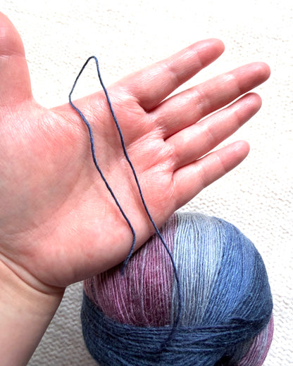 2 balls x 100g Gradient Wool Blend yarn : 70% Wool + Polyester : 03 Iris & Indigo