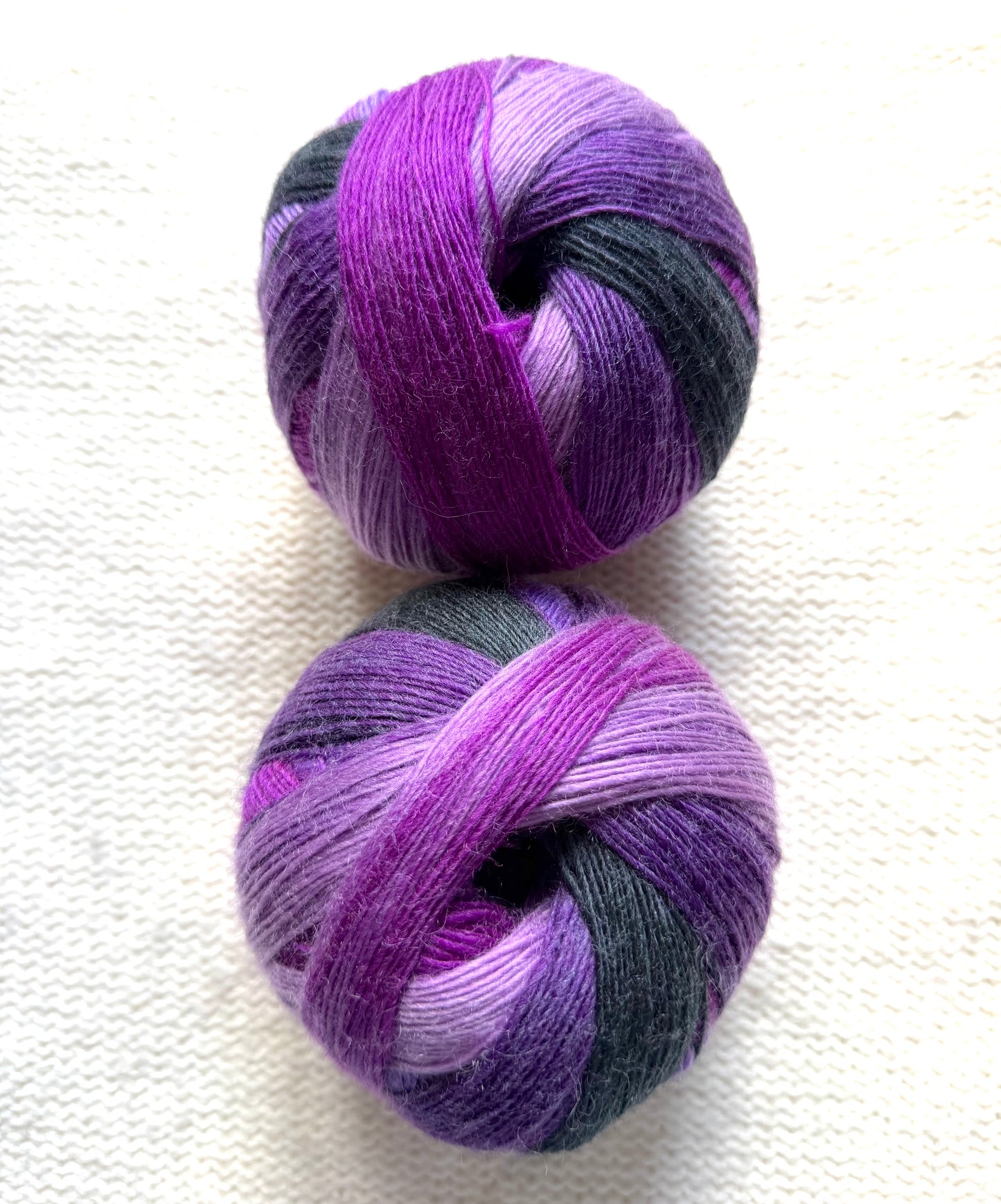 2 balls x 100g Gradient Wool Blend yarn : 70% Wool + Polyester : 08 Wild Violets