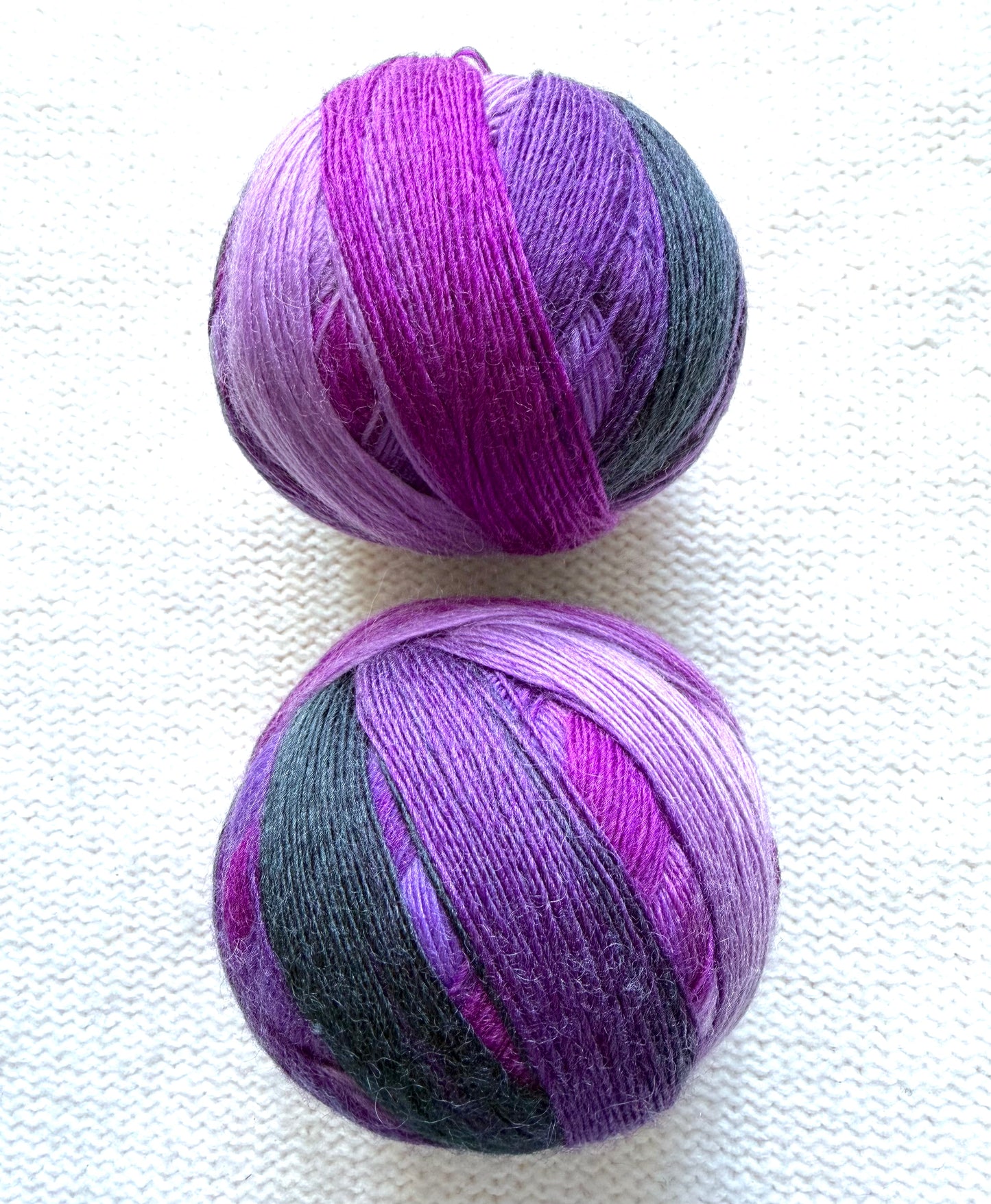 2 balls x 100g Gradient Wool Blend yarn : 70% Wool + Polyester : 08 Wild Violets