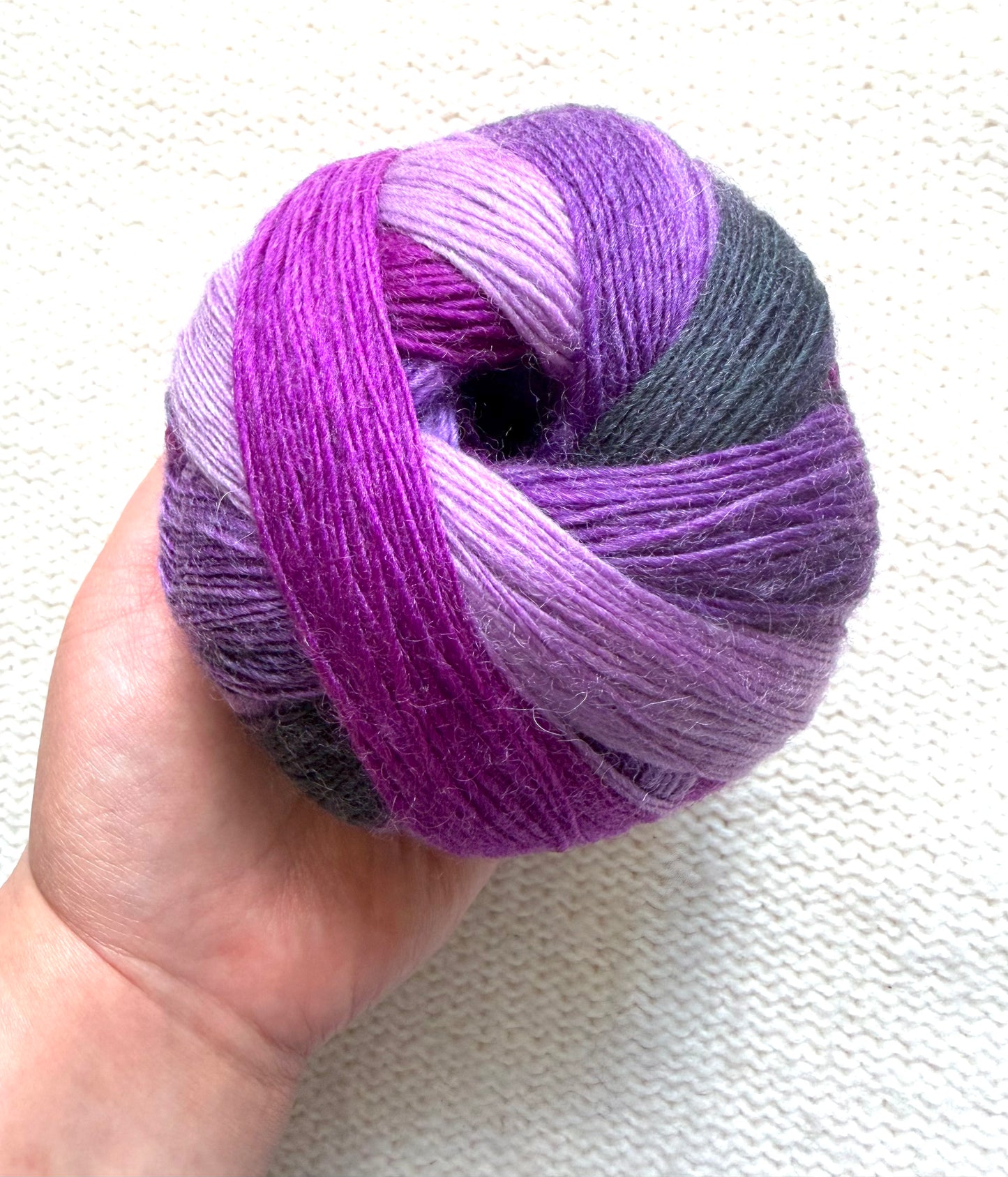 2 balls x 100g Gradient Wool Blend yarn : 70% Wool + Polyester : 08 Wild Violets