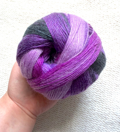 2 balls x 100g Gradient Wool Blend yarn : 70% Wool + Polyester : 08 Wild Violets