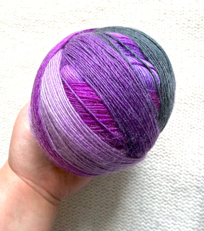 2 balls x 100g Gradient Wool Blend yarn : 70% Wool + Polyester : 08 Wild Violets