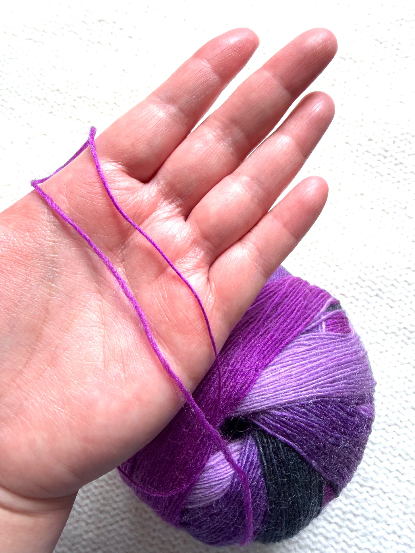 2 balls x 100g Gradient Wool Blend yarn : 70% Wool + Polyester : 08 Wild Violets