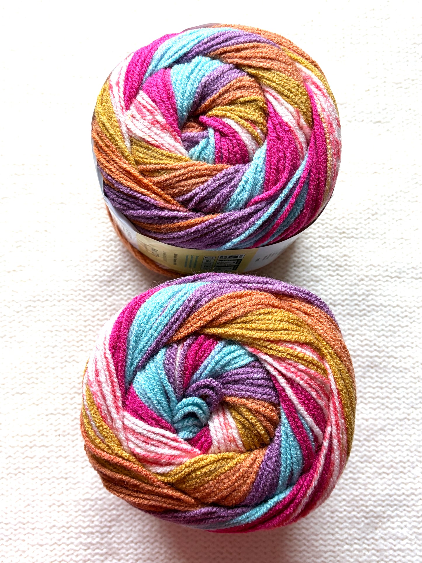 Caron Cinnamon Swirl Cakes Yarn 227g  : Acrylic : Berry Twist - 1 cake