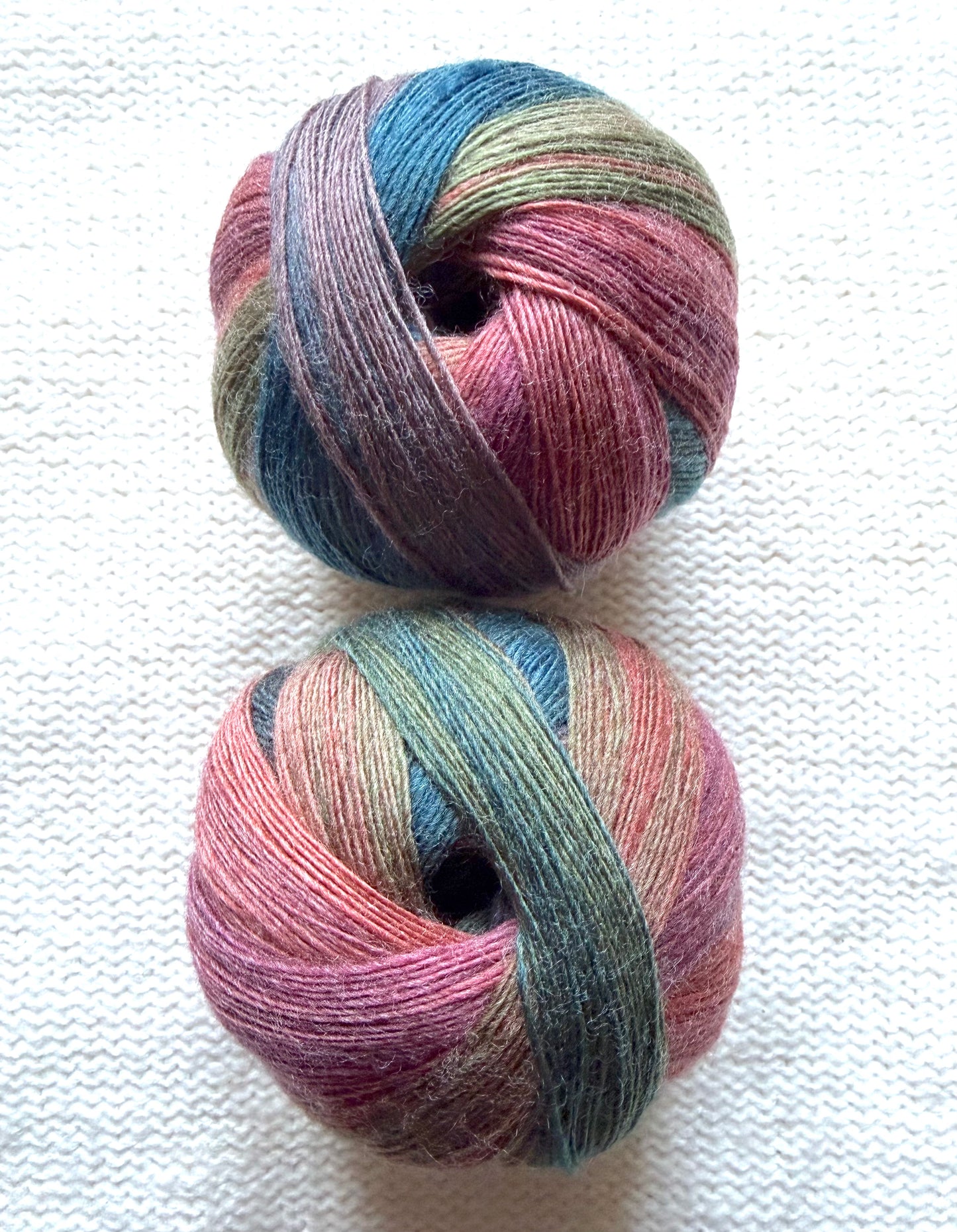 2 balls x 100g Gradient Wool Blend yarn : 70% Wool + Polyester : 05 Scottish Glen