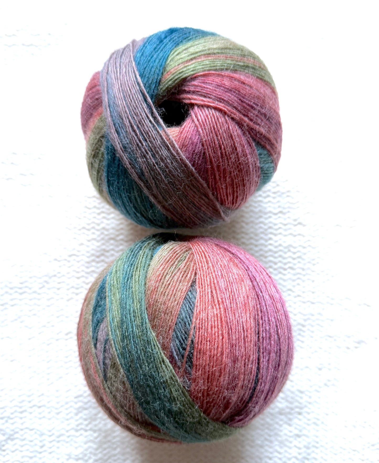 2 balls x 100g Gradient Wool Blend yarn : 70% Wool + Polyester : 05 Scottish Glen