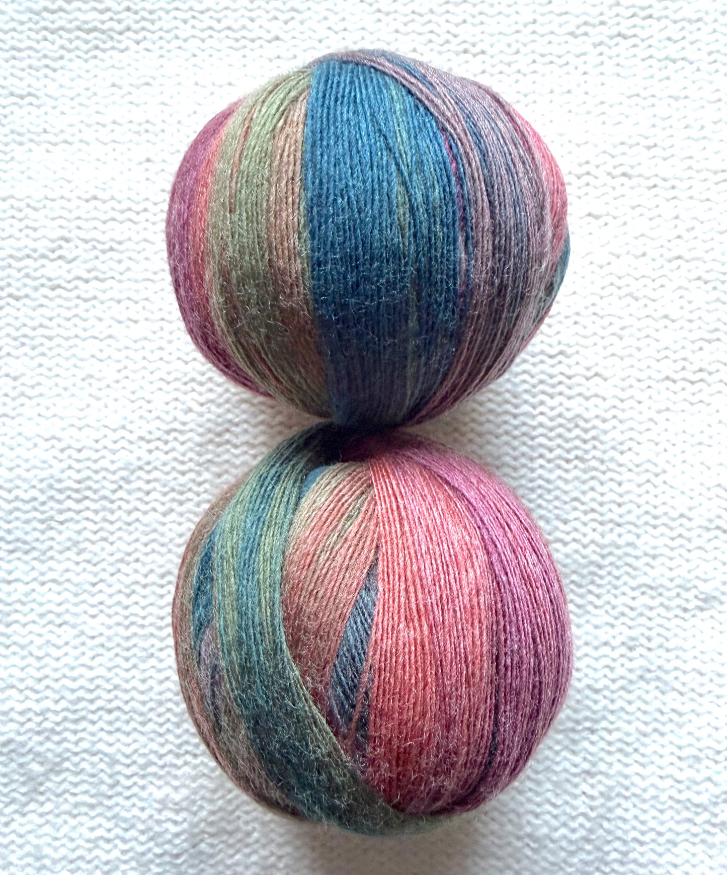 2 balls x 100g Gradient Wool Blend yarn : 70% Wool + Polyester : 05 Scottish Glen