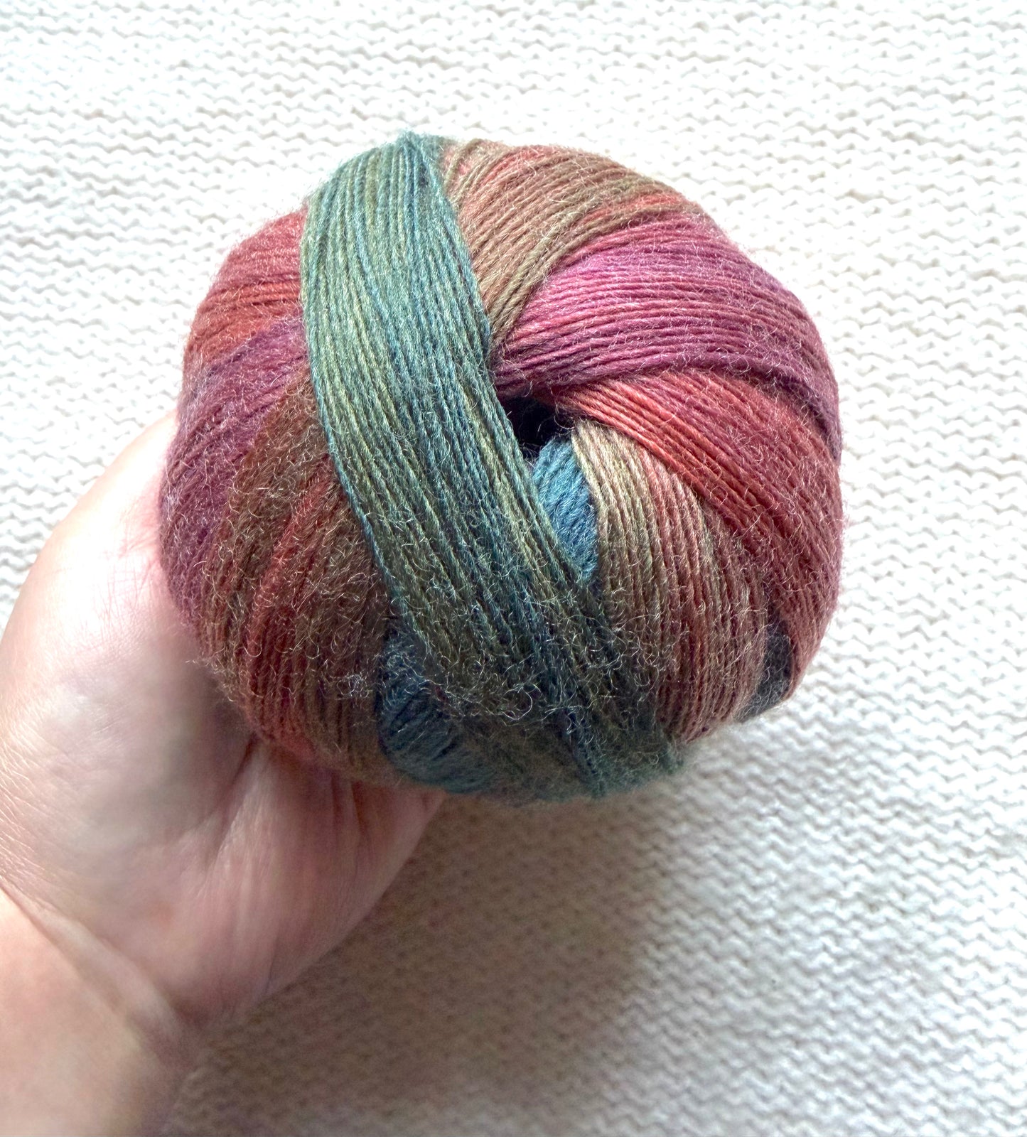 2 balls x 100g Gradient Wool Blend yarn : 70% Wool + Polyester : 05 Scottish Glen
