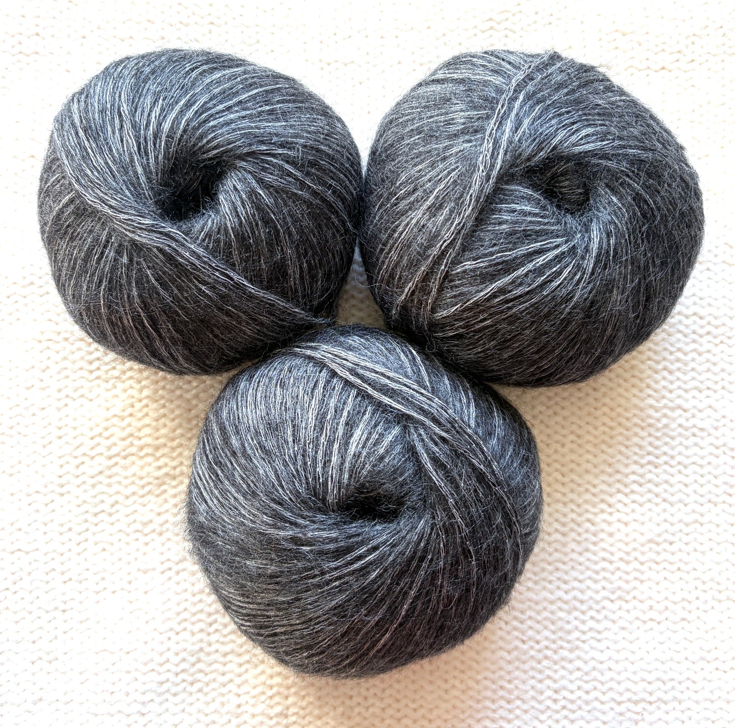 3 balls x 50g 90% Cashmere yarn : Cashmere + Bamboo fiber : 05 Dark Grey