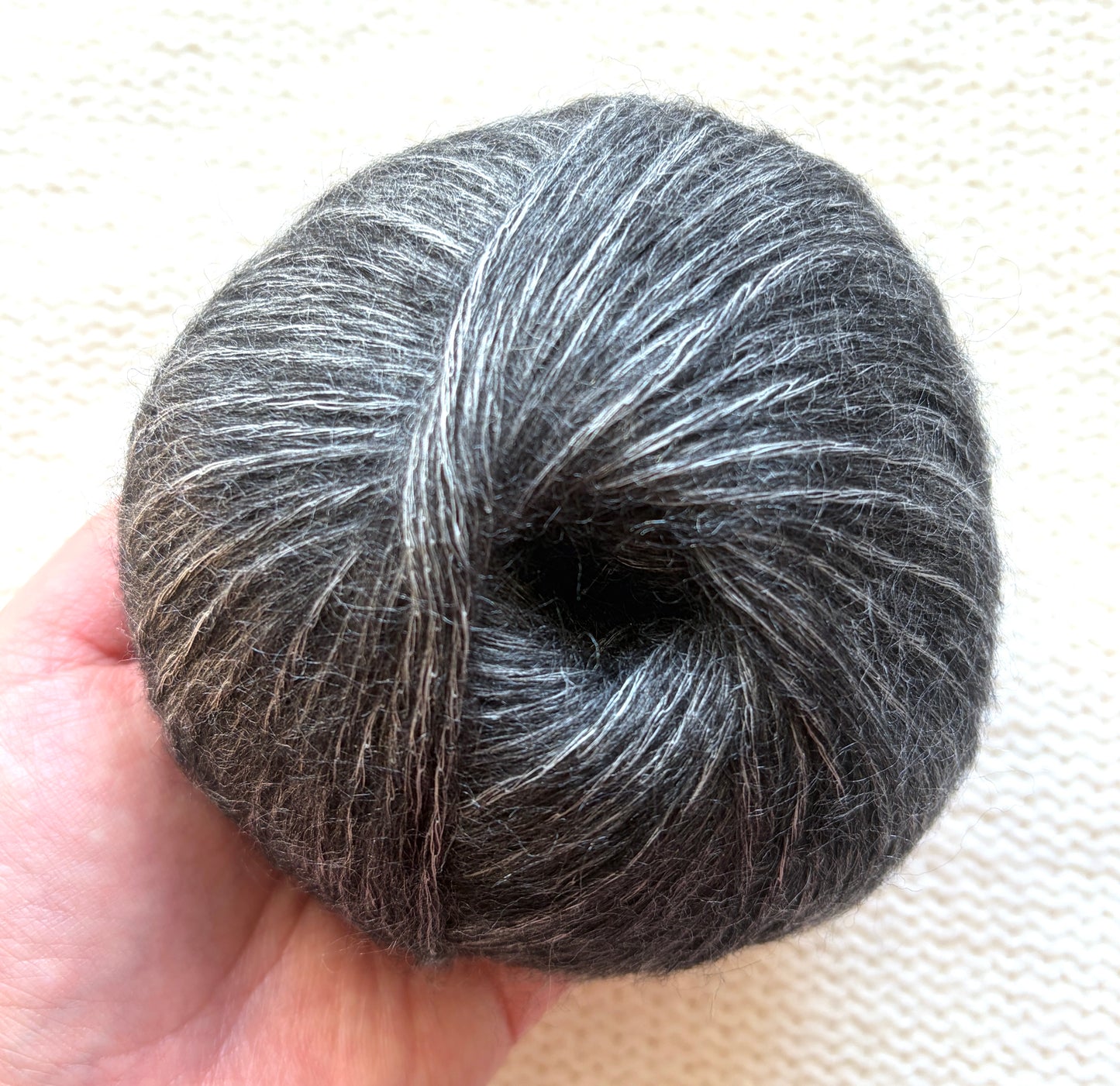 3 balls x 50g 90% Cashmere yarn : Cashmere + Bamboo fiber : 05 Dark Grey