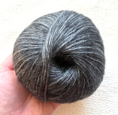 3 balls x 50g 90% Cashmere yarn : Cashmere + Bamboo fiber : 05 Dark Grey