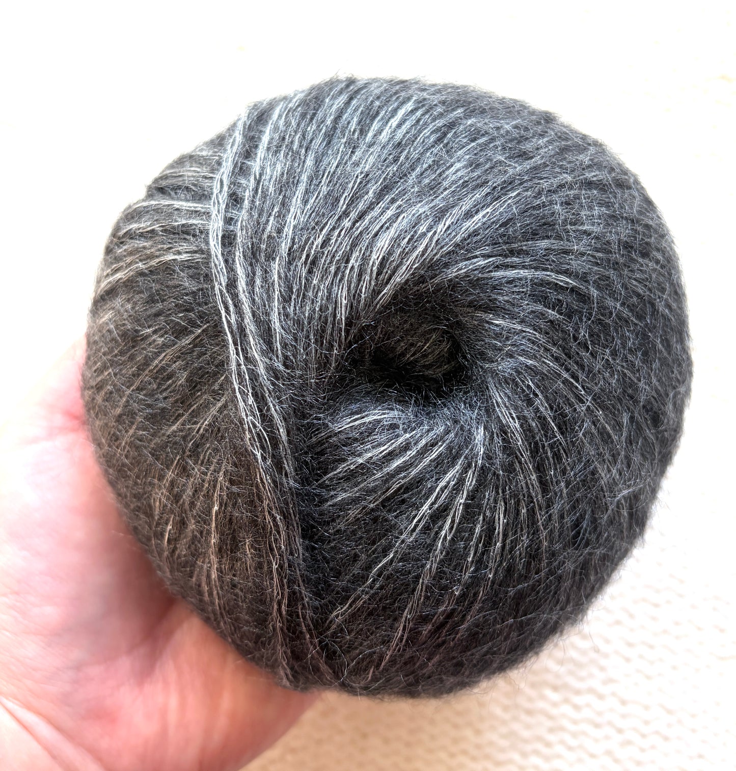 3 balls x 50g 90% Cashmere yarn : Cashmere + Bamboo fiber : 05 Dark Grey
