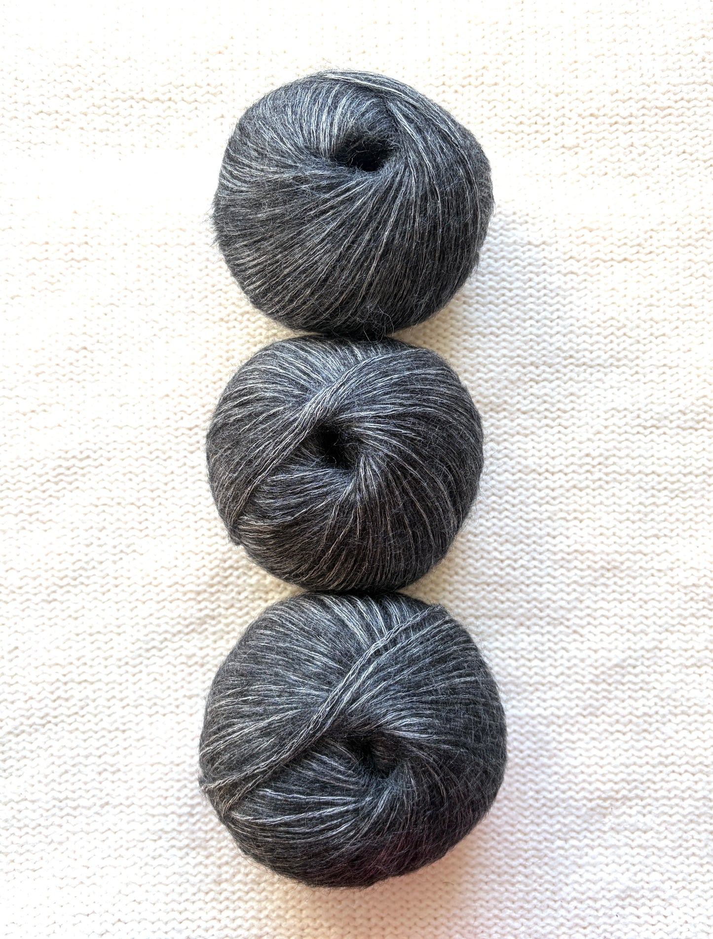 3 balls x 50g 90% Cashmere yarn : Cashmere + Bamboo fiber : 05 Dark Grey