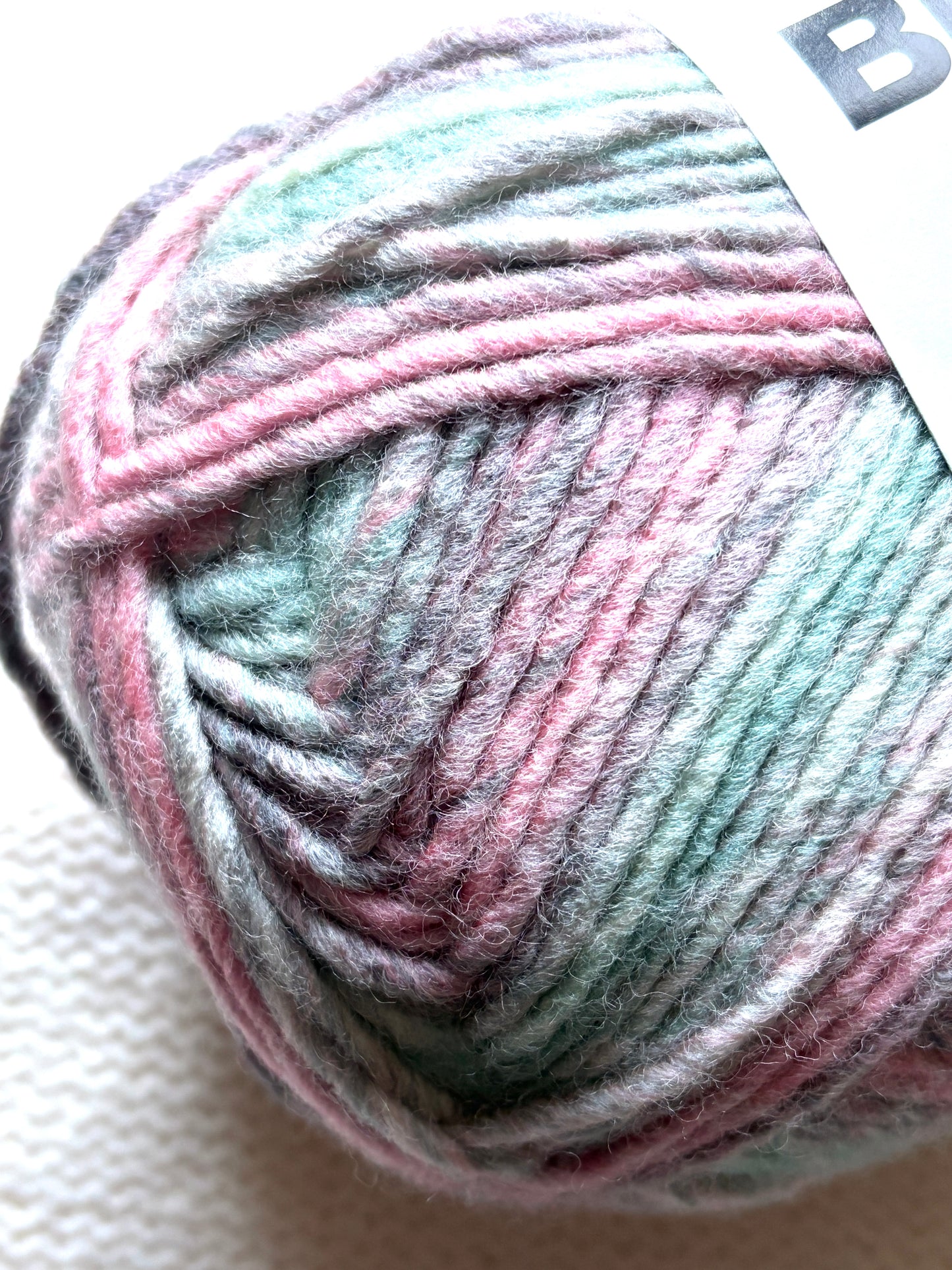 2 Balls x 225g Bernat Symphony Chunky Yarn Wool Blend : Seashell
