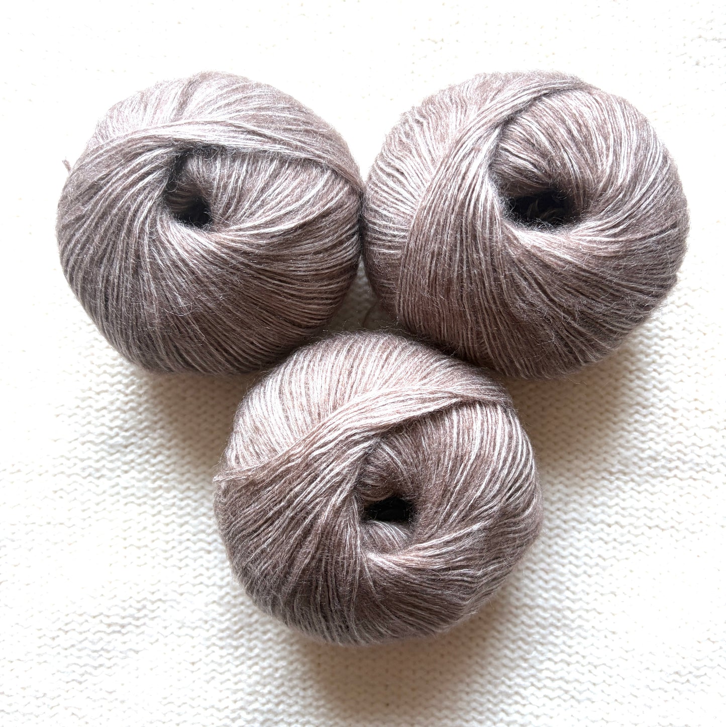 3 balls x 50g 90% Cashmere yarn : Cashmere + Bamboo fiber : 06 Cocoa Brown