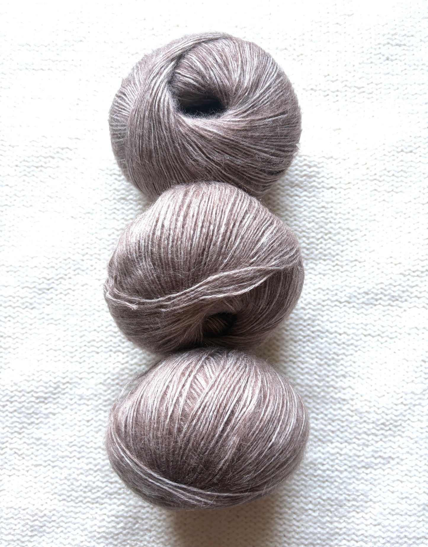 3 balls x 50g 90% Cashmere yarn : Cashmere + Bamboo fiber : 06 Cocoa Brown