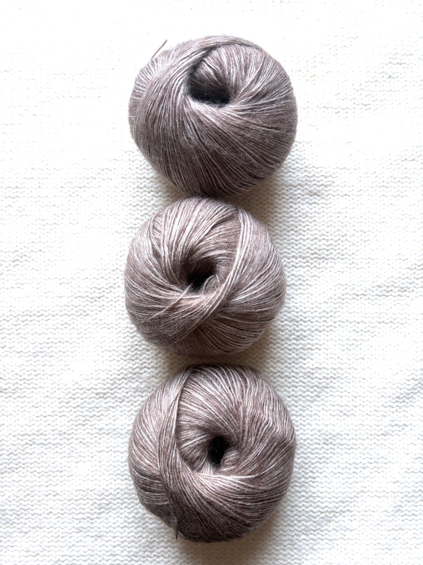 3 balls x 50g 90% Cashmere yarn : Cashmere + Bamboo fiber : 06 Cocoa Brown