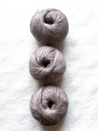 3 balls x 50g 90% Cashmere yarn : Cashmere + Bamboo fiber : 06 Cocoa Brown